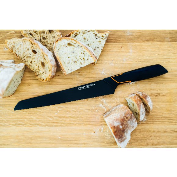FISKARS EDGE 1003099+1003098 Zestaw 5 noży kuchennych w bloku czarnym / stal 420J2 / czarne ostrza + OSTRZAŁKA Edge 
