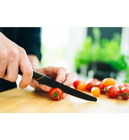 FISKARS EDGE 1003092 Nóż do pomidorów 13 cm / japońska stal nierdzewna 