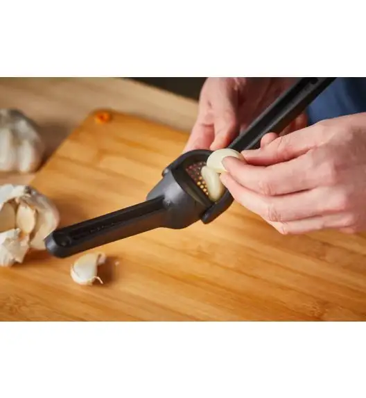 FISKARS FUNCTIONAL FORM 1028361 Praska do czosnku 16 cm / tworzywo sztuczne