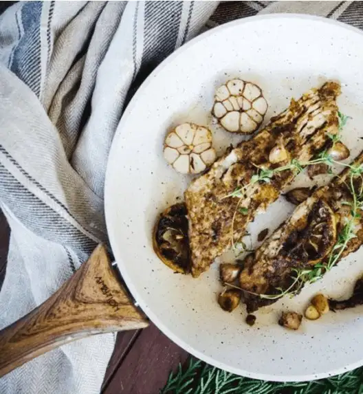 AMBITION NATURE Komplet patelni z powłoką nieprzywierającą Ø20, 24, 28 cm + pokrywki uniwersalne + patelnia naleśnikowa Nature 28 cm / indukcja