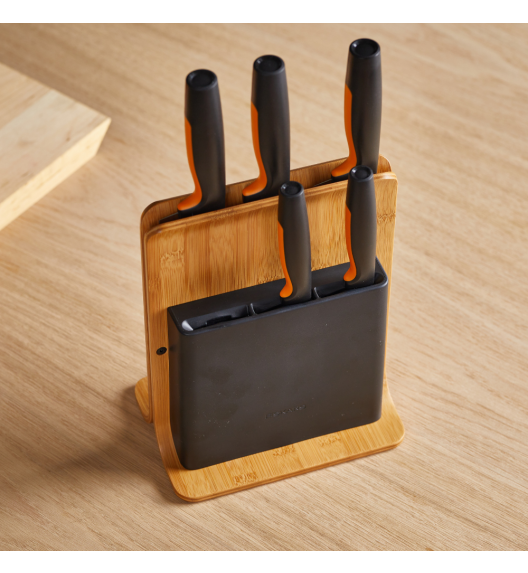FISKARS FUNCTIONAL FORM 1057552 Komplet 5 noży w bloku bambusowym + ostrzałka Fiskars Essential