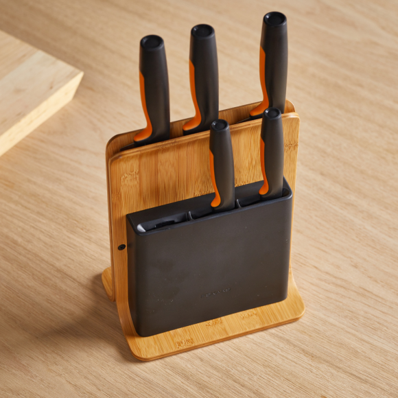 FISKARS FUNCTIONAL FORM 1057552 Komplet 5 noży w bloku bambusowym + ostrzałka Fiskars Essential