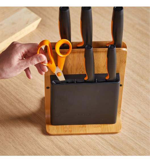 FISKARS FUNCTIONAL FORM 1057552 Komplet 5 noży w bloku bambusowym + ostrzałka Fiskars Essential