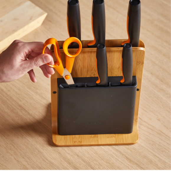 FISKARS FUNCTIONAL FORM 1057552 Komplet 5 noży w bloku bambusowym + ostrzałka Fiskars Essential