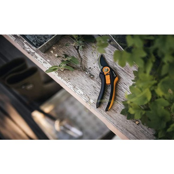 FISKARS SmartFit PLUS Sekator nożycowy (P541)