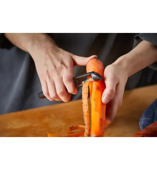 FISKARS FUNCTIONAL FORM 1014419 Skrobaczka do warzyw 6 cm z ruchomą głowicą / stal nierdzewna 