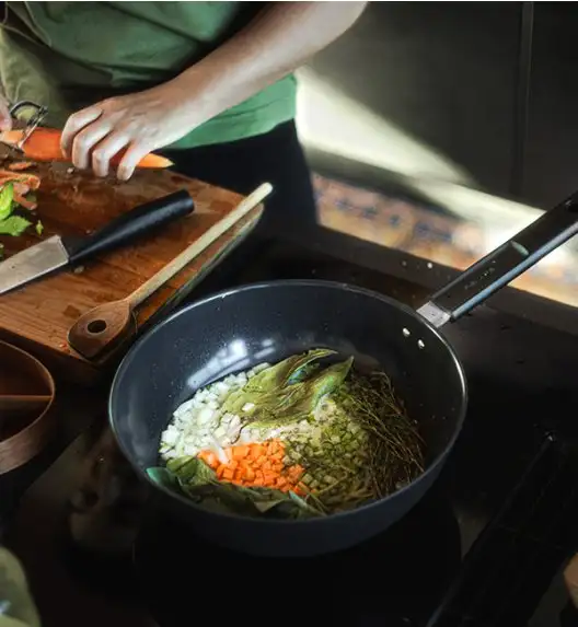 FISKARS HARD FACE Komplet garnki z pokrywkami 8 el + Patelnie 20, 24, 28 cm + Wok / powłoka Ceratec™ Superior