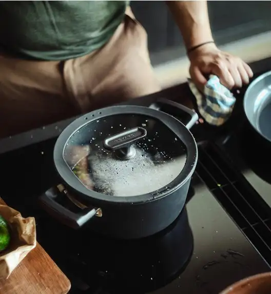 FISKARS HARD FACE Komplet garnki z pokrywkami 8 el + Patelnie 20, 24, 28 cm + Wok + naleśnikowa / powłoka Ceratec™ Superior