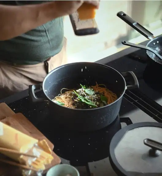 FISKARS HARD FACE Komplet garnki z pokrywkami 8 el + Patelnie 20, 24, 28 cm + Wok + naleśnikowa / powłoka Ceratec™ Superior