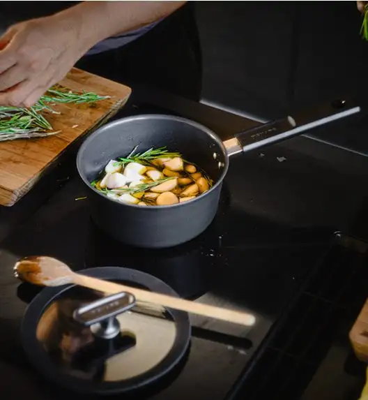 FISKARS HARD FACE Komplet garnki z pokrywkami 8 el + Patelnie 20, 24, 28 cm + pokrywki TADAR + Wok / powłoka Ceratec™ Superior