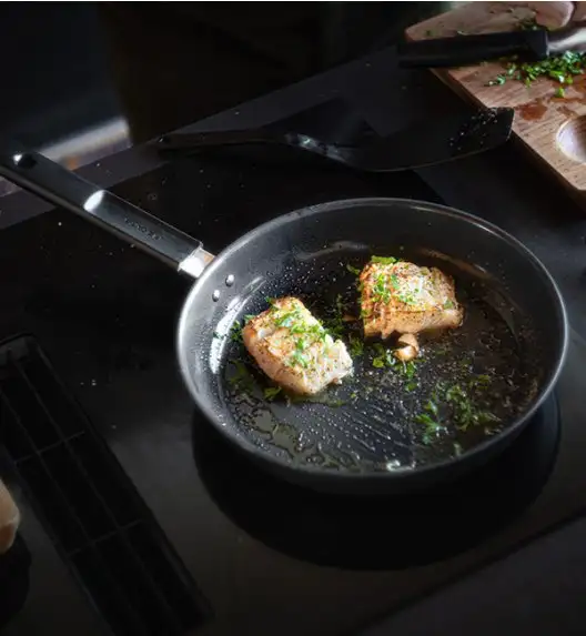 FISKARS HARD FACE Komplet garnki z pokrywkami 8 el + Patelnie 20, 24, 28 cm + pokrywki TADAR + Wok / powłoka Ceratec™ Superior