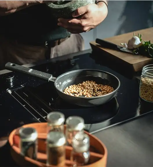 FISKARS HARD FACE Komplet garnki z pokrywkami 8 el + Patelnie 20, 24, 28 cm + pokrywki TADAR + naleśnikowa / powłoka Ceratec™ Superior