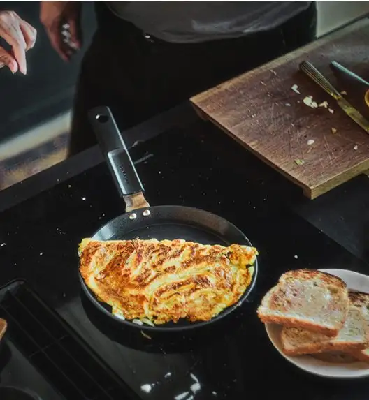 FISKARS HARD FACE Komplet garnki z pokrywkami 8 el + Patelnie 20, 24, 28 cm + pokrywki TADAR + Wok + naleśnikowa / powłoka Ceratec™ Superior