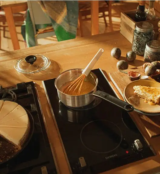 FISKARS FUNCTIONAL FORM Komplet garnki z pokrywkami 8 el + Patelnie 20, 24, 28 cm + Patelnia szefa / powłoka Ceratec™