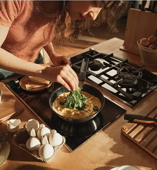 FISKARS FUNCTIONAL FORM Komplet garnki z pokrywkami 8 el + Patelnie 20, 24, 28 cm + pokrywki TADAR + Wok / powłoka Ceratec™