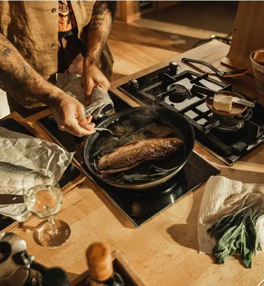 FISKARS FUNCTIONAL FORM Komplet garnki z pokrywkami 8 el + Patelnie 20, 24, 28 cm + pokrywki TADAR + Wok / powłoka Ceratec™