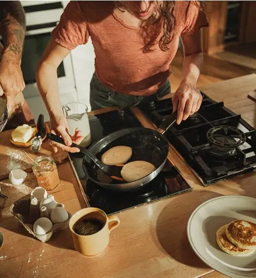 FISKARS FUNCTIONAL FORM Komplet garnki z pokrywkami 8 el + Patelnie 20, 24, 28 cm + pokrywki silikonowe TADAR / powłoka Ceratec™