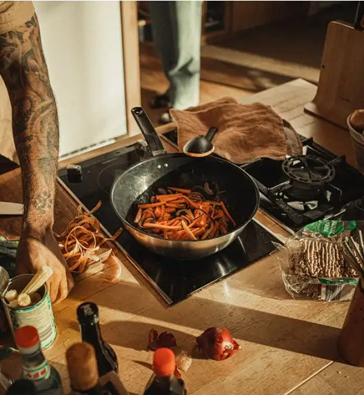 FISKARS FUNCTIONAL FORM Komplet garnki z pokrywkami 8 el + Patelnie 20, 24, 28 cm + pokrywki silikonowe TADAR + Wok / powłoka Ceratec™