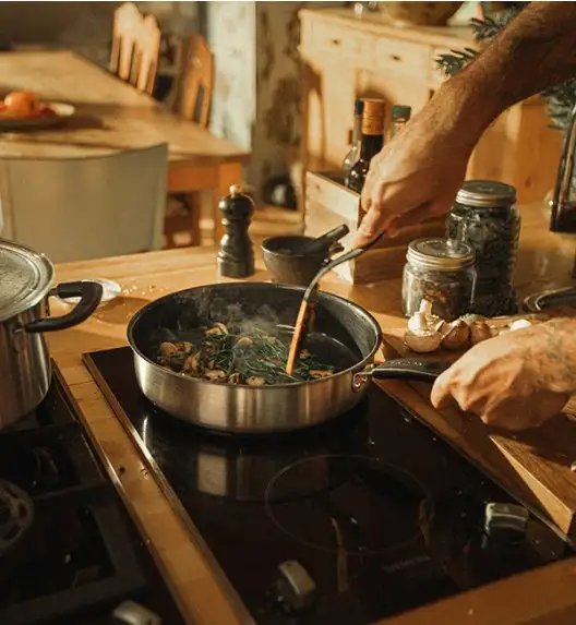 FISKARS FUNCTIONAL FORM Komplet patelni 20, 24, 28 cm + pokrywki silikonowe TADAR + Patelnia szefa / powłoka Ceratec™