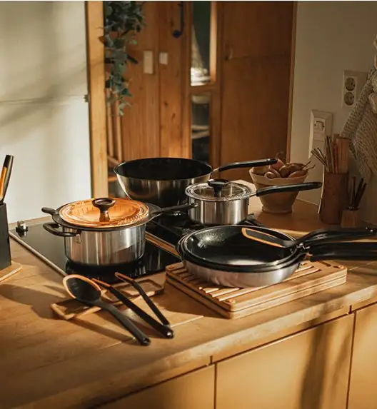 FISKARS FUNCTIONAL FORM Komplet garnki z pokrywkami 8 el + Patelnia KITCH'N 28 cm + pokrywka silikonowa