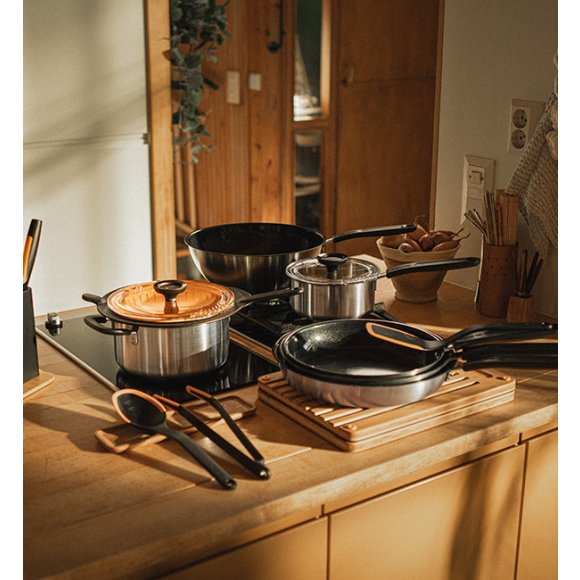 FISKARS FUNCTIONAL FORM Komplet garnki z pokrywkami 8 el + Patelnia KITCH'N 28 cm + pokrywka silikonowa