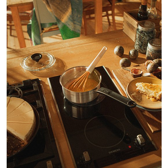 FISKARS FUNCTIONAL FORM Komplet garnki z pokrywkami 8 el + Patelnia KITCH'N 28 cm + pokrywka silikonowa