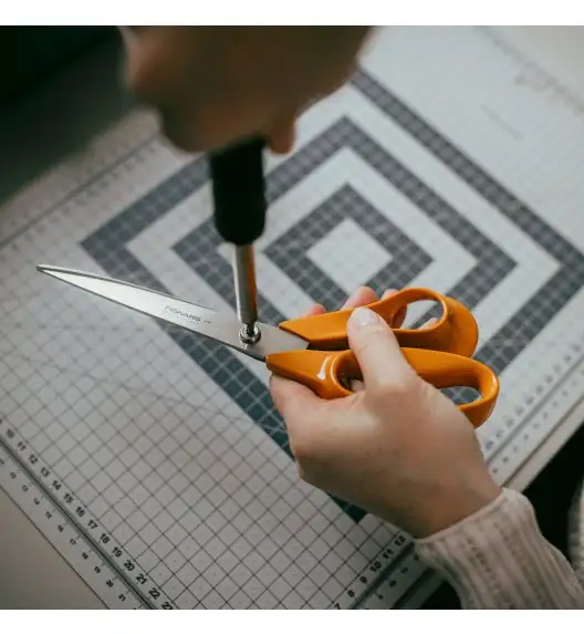 FISKARS CLASSIC Profesjonalne nożyczki krawieckie 25 cm / stal nierdzewna (6 generacja)