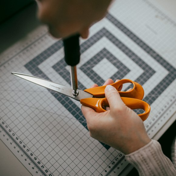 FISKARS CLASSIC Profesjonalne nożyczki krawieckie 25 cm / stal nierdzewna (6 generacja)