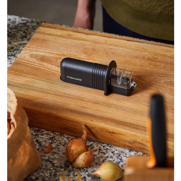 FISKARS CONTROL+ Komplet 2 noży + ostrzałka ceramiczna Roll-Sharp / japońska stal nierdzewna