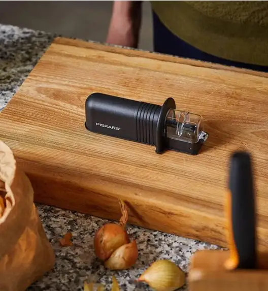 FISKARS CONTROL+ Komplet 4 noży + ostrzałka ceramiczna Roll-Sharp / japońska stal nierdzewna