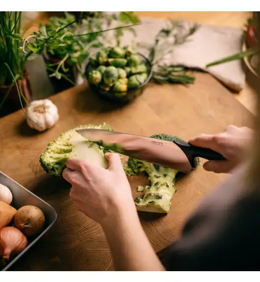 FISKARS ESSENTIAL 1065565 Nóż szefa kuchni 21 cm / stal nierdzewna 