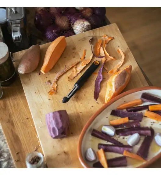 FISKARS FUNCTIONAL FORM 1079960 Obieraczka do warzyw z ruchomym ostrzem / stal nierdzewna 