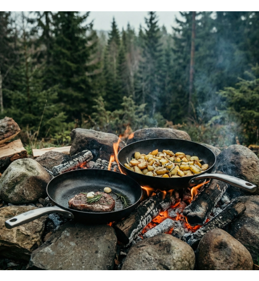 SKOTTSBERG | CAST IRON | Zestaw 2 patelnie 24, 28 cm ŻELIWNE + Pokrywka uniwersalna z silikonowym rantem Tadar