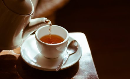 Jak podawać herbatę? Najważniejsze herbaciane zasady