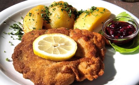 Cordon Bleu – panierowany filet z szynką i serem