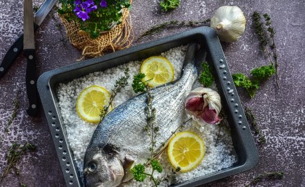 Dorada pieczona z cytryną i ziołami – przepis